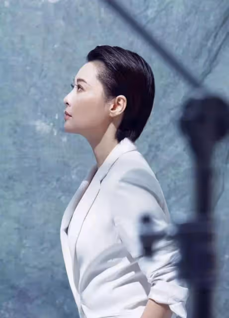袁立坐公交車在農村上班!婦女主任打扮太老套,吃盒飯很接地氣