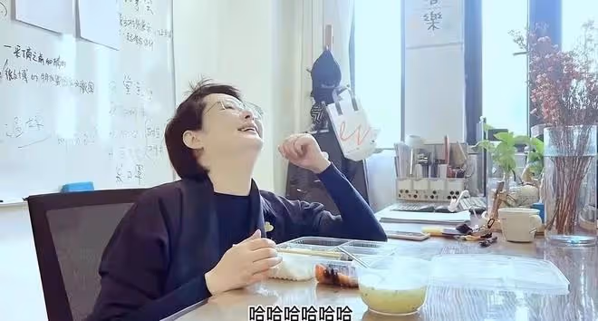 袁立坐公交車在農村上班!婦女主任打扮太老套,吃盒飯很接地氣