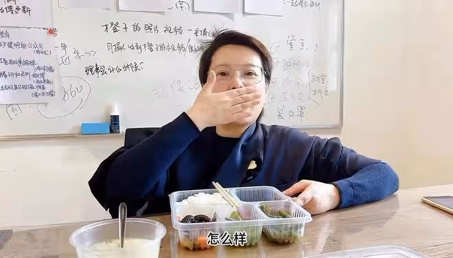 袁立坐公交車在農村上班!婦女主任打扮太老套,吃盒飯很接地氣