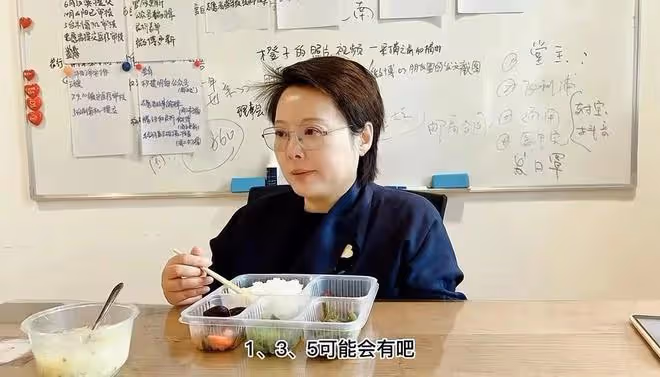 袁立坐公交車在農村上班!婦女主任打扮太老套,吃盒飯很接地氣