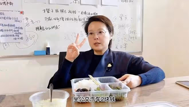 袁立坐公交車在農村上班!婦女主任打扮太老套,吃盒飯很接地氣