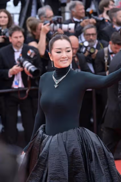 鞏俐也扛不住生圖了!坎城首場秀就穿丑裙子,勒出滿身贅肉太尷尬