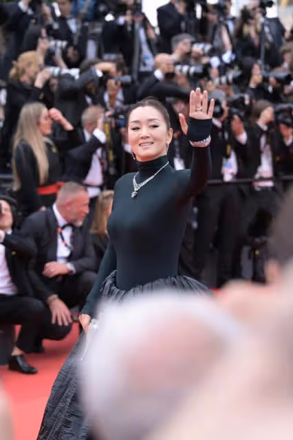 鞏俐也扛不住生圖了!坎城首場秀就穿丑裙子,勒出滿身贅肉太尷尬