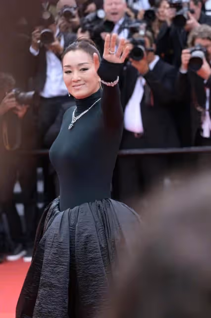 鞏俐也扛不住生圖了!坎城首場秀就穿丑裙子,勒出滿身贅肉太尷尬
