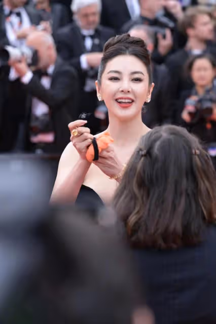 張雨綺在國外終於放開!穿抹胸踩20cm高跟走坎城,身材不輸卡戴珊