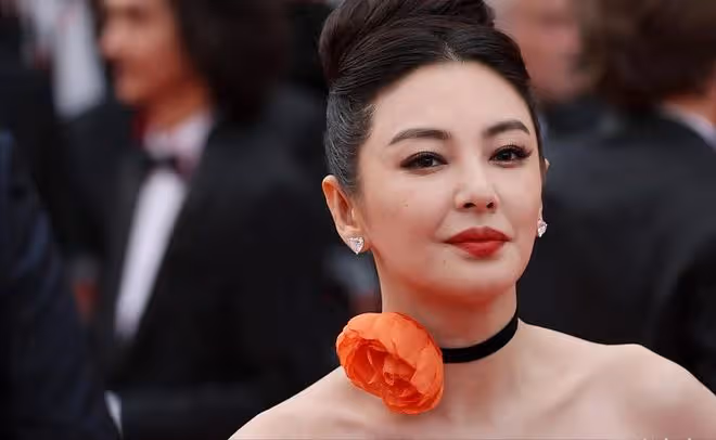 張雨綺在國外終於放開!穿抹胸踩20cm高跟走坎城,身材不輸卡戴珊