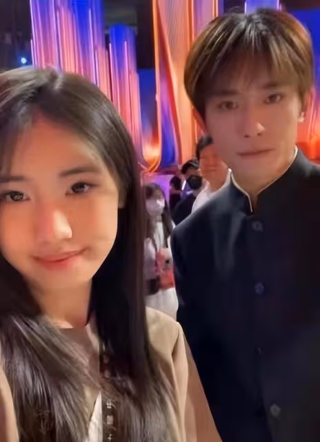馮小剛一家三口亮相！17歲養女逆襲大變樣，撞臉小S二女兒太美