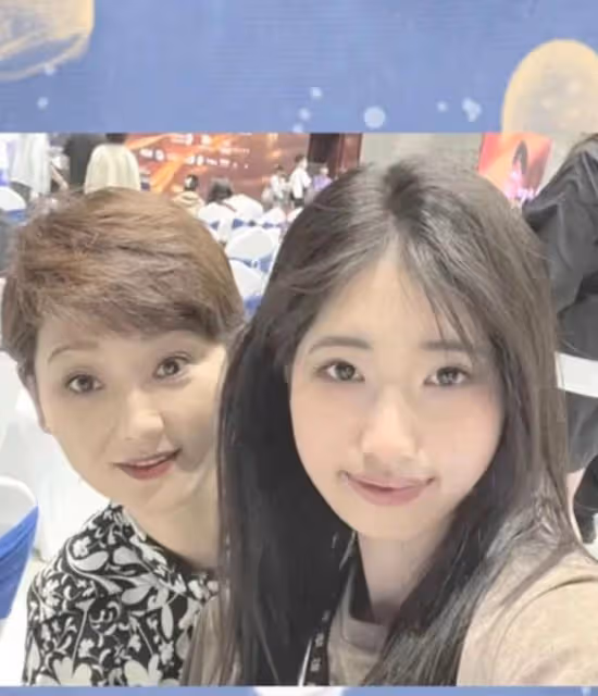 馮小剛一家三口亮相！17歲養女逆襲大變樣，撞臉小S二女兒太美