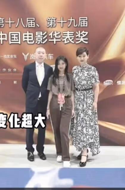 馮小剛一家三口亮相!17歲養女逆襲大變樣,撞臉小S二女兒太美