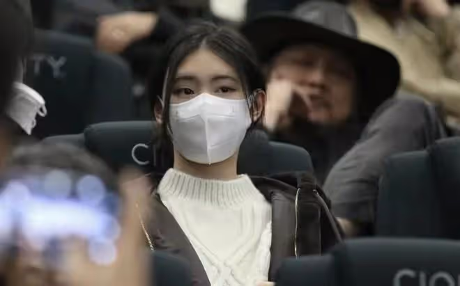 馮小剛一家三口亮相!17歲養女逆襲大變樣,撞臉小S二女兒太美