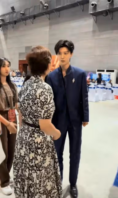 馮小剛一家三口亮相!17歲養女逆襲大變樣,撞臉小S二女兒太美