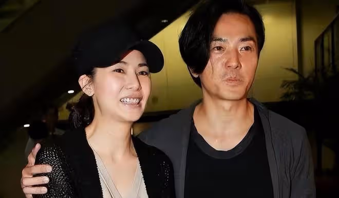 鄭伊健攜妻日本出遊，蒙嘉慧審美徹底日化，沒生娃的身材比老公壯