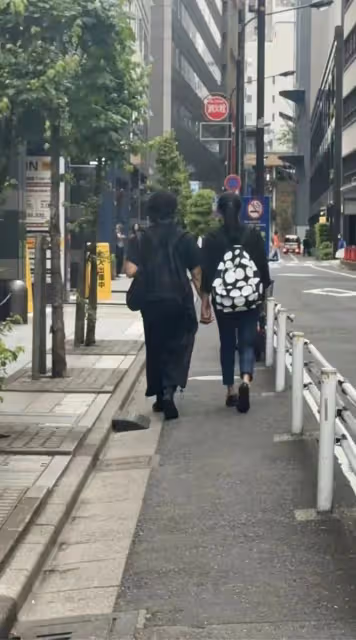 鄭伊健攜妻日本出遊，蒙嘉慧審美徹底日化，沒生娃的身材比老公壯