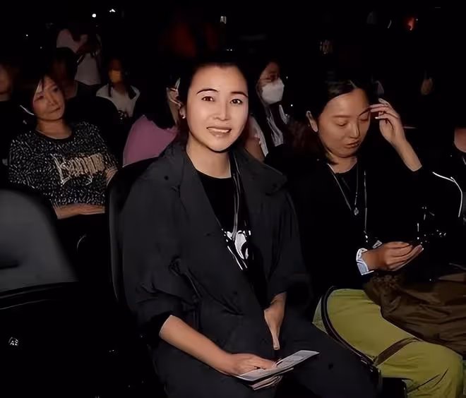 鄭伊健攜妻日本出遊，蒙嘉慧審美徹底日化，沒生娃的身材比老公壯