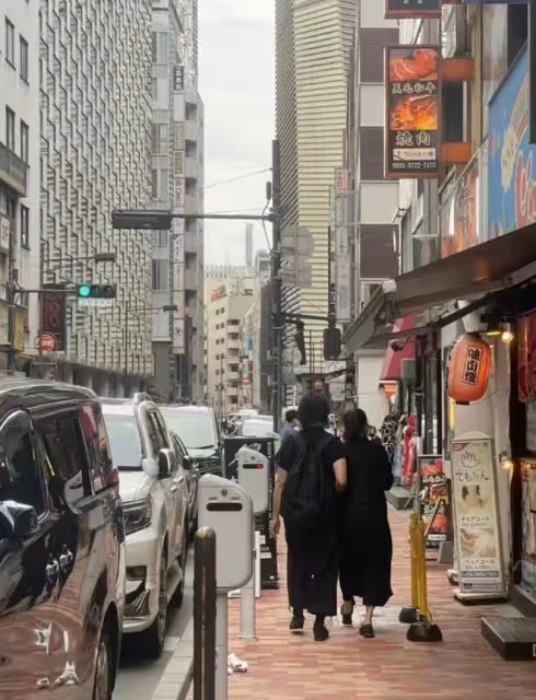 鄭伊健攜妻日本出遊，蒙嘉慧審美徹底日化，沒生娃的身材比老公壯