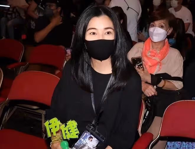 鄭伊健攜妻日本出遊,蒙嘉慧審美徹底日化,沒生娃的身材比老公壯