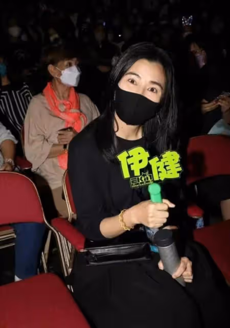 鄭伊健攜妻日本出遊,蒙嘉慧審美徹底日化,沒生娃的身材比老公壯