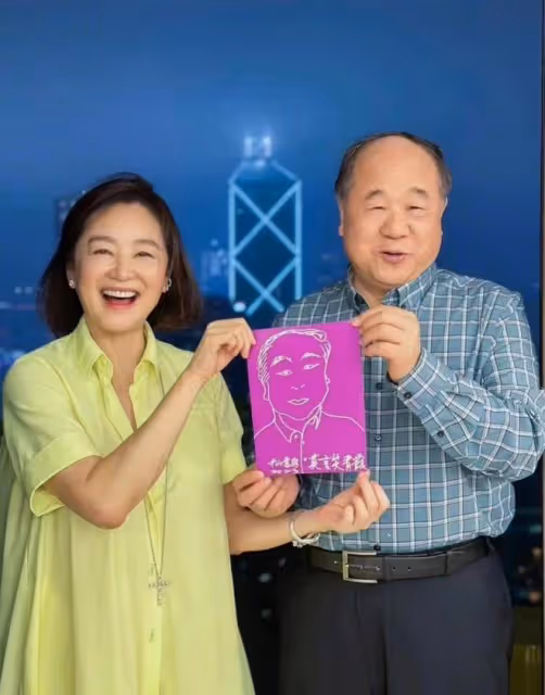 林青霞邀莫言家中做客，倆山東老鄉身高驚人，她穿娃娃裙似晚輩