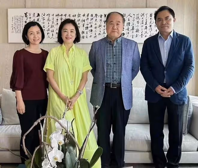 林青霞邀莫言家中做客，倆山東老鄉身高驚人，她穿娃娃裙似晚輩