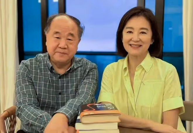林青霞邀莫言家中做客，倆山東老鄉身高驚人，她穿娃娃裙似晚輩