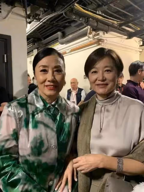 林青霞邀莫言家中做客,倆山東老鄉身高驚人,她穿娃娃裙似晚輩