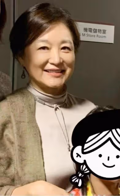 林青霞邀莫言家中做客,倆山東老鄉身高驚人,她穿娃娃裙似晚輩