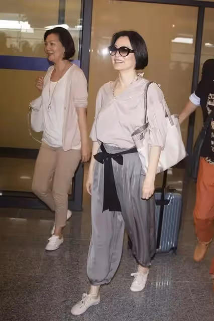林青霞邀莫言家中做客,倆山東老鄉身高驚人,她穿娃娃裙似晚輩