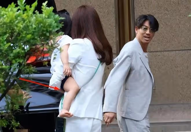林志玲一家三口首被拍，夫妻私下時髦得像出街，兒子個頭超大真胖