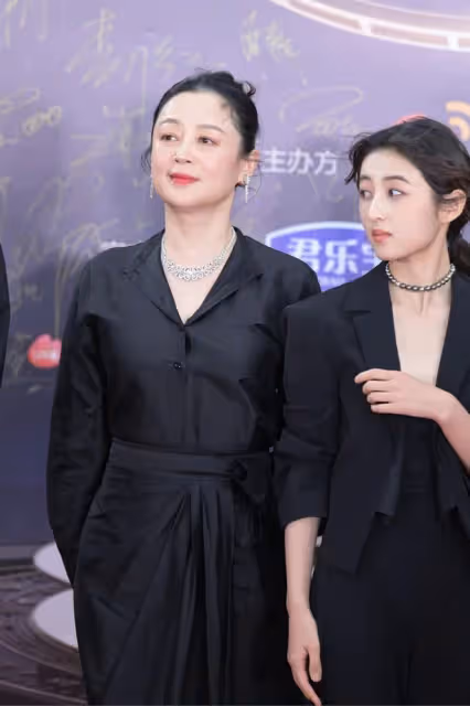 陳紅真顯年齡感了,同框張子楓明顯是長輩,穿得氣場足臉卻暴露了