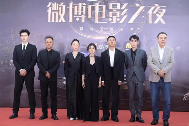 陳紅真顯年齡感了,同框張子楓明顯是長輩,穿得氣場足臉卻暴露了