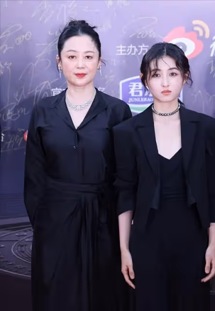 陳紅真顯年齡感了,同框張子楓明顯是長輩,穿得氣場足臉卻暴露了