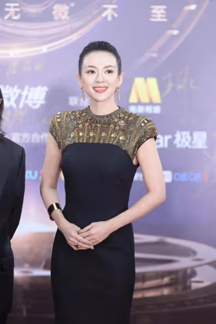 臉在江山在，章子怡憑完美骨相成紅毯贏家，穿墊肩裙沒一點贅肉
