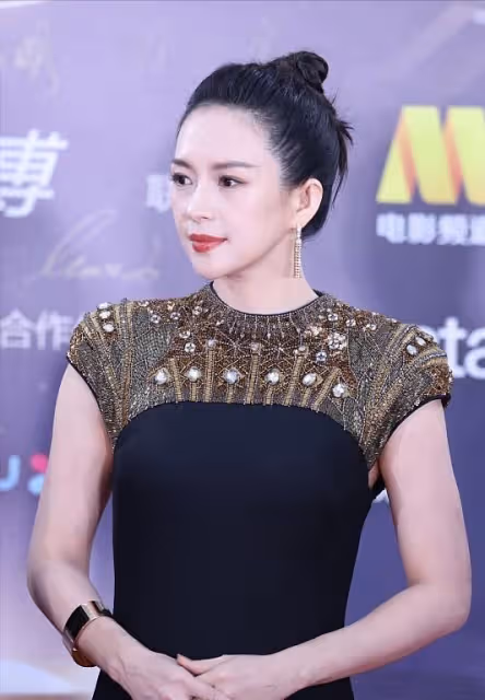 臉在江山在,章子怡憑完美骨相成紅毯贏家,穿墊肩裙沒一點贅肉