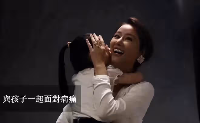 林心如首帶女兒做公益,戴奢華珠寶打扮隆重,小海豚肉嘟嘟太像媽