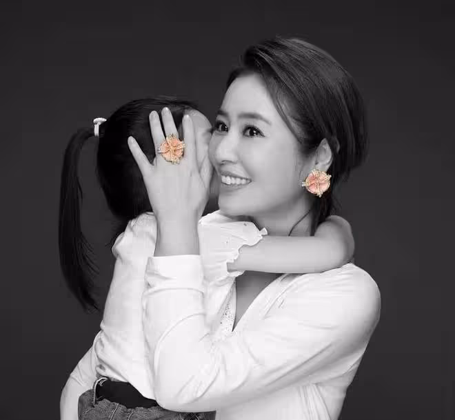 林心如首帶女兒做公益,戴奢華珠寶打扮隆重,小海豚肉嘟嘟太像媽