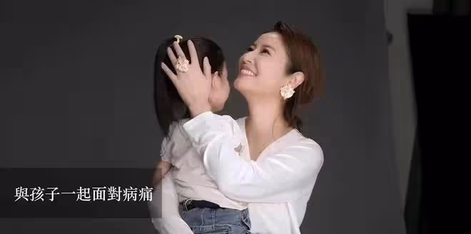 林心如首帶女兒做公益,戴奢華珠寶打扮隆重,小海豚肉嘟嘟太像媽
