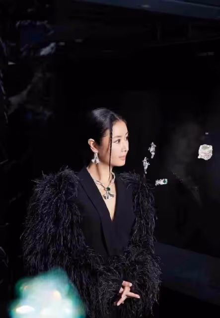 林心如首帶女兒做公益,戴奢華珠寶打扮隆重,小海豚肉嘟嘟太像媽