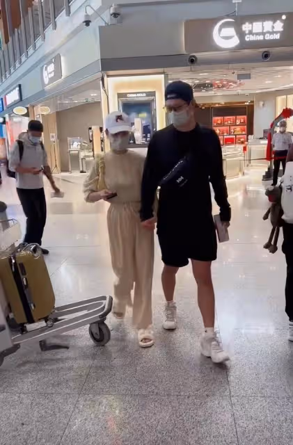 竇驍女婿身份被認可，跟何超蓮身邊與四太合拍，大男孩打扮好內斂