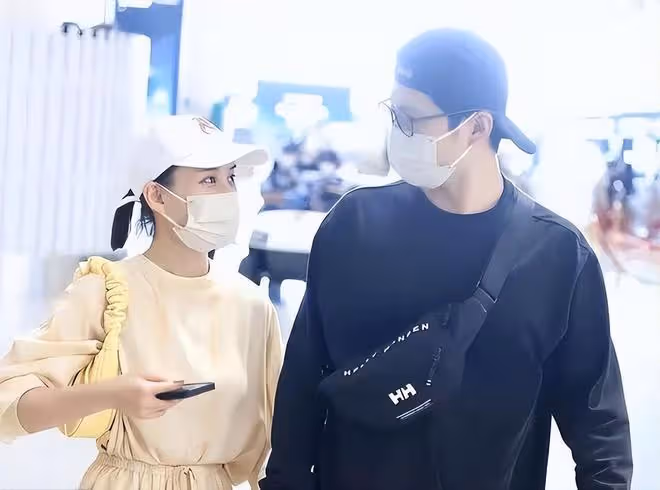 竇驍女婿身份被認可，跟何超蓮身邊與四太合拍，大男孩打扮好內斂