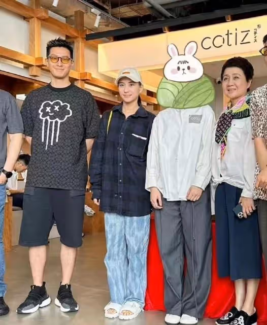 竇驍女婿身份被認可,跟何超蓮身邊與四太合拍,大男孩打扮好內斂