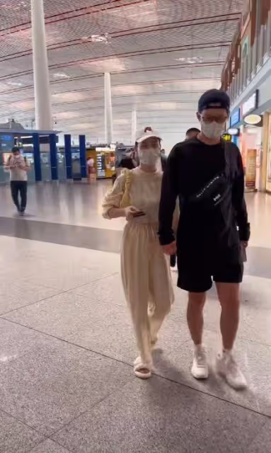 竇驍女婿身份被認可,跟何超蓮身邊與四太合拍,大男孩打扮好內斂