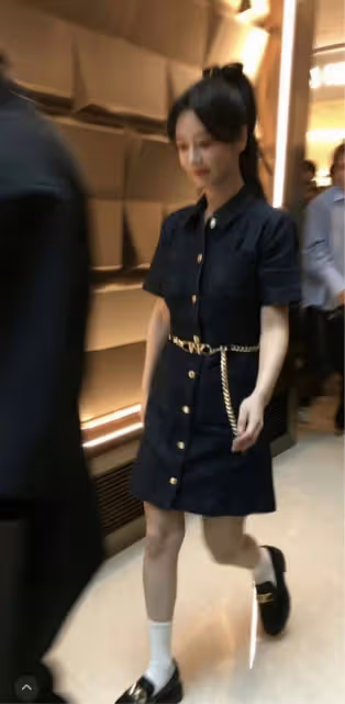 楊紫真瘦了！路人生圖曝光尖下巴搶眼，穿牛仔裙現竹竿腿終於驚艷