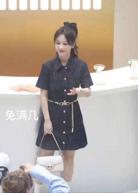 楊紫真瘦了!路人生圖曝光尖下巴搶眼,穿牛仔裙現竹竿腿終於驚艷