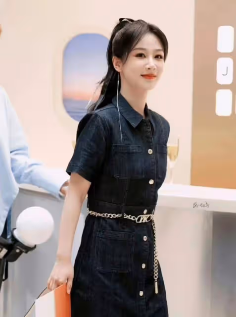 楊紫真瘦了!路人生圖曝光尖下巴搶眼,穿牛仔裙現竹竿腿終於驚艷