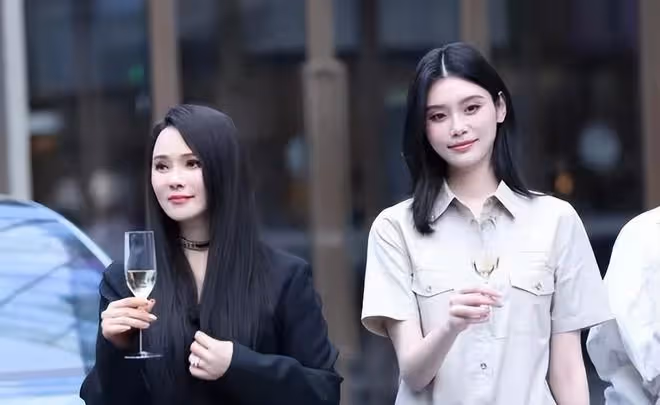 伊能靜保養有多好，同框小21歲奚夢瑤都像同齡，打扮普通更像闊太