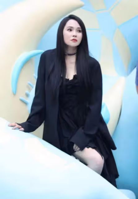 伊能靜保養有多好，同框小21歲奚夢瑤都像同齡，打扮普通更像闊太