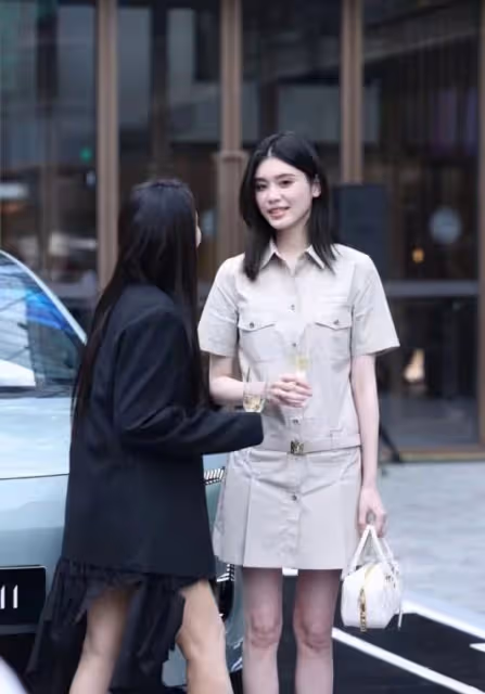 伊能靜保養有多好，同框小21歲奚夢瑤都像同齡，打扮普通更像闊太
