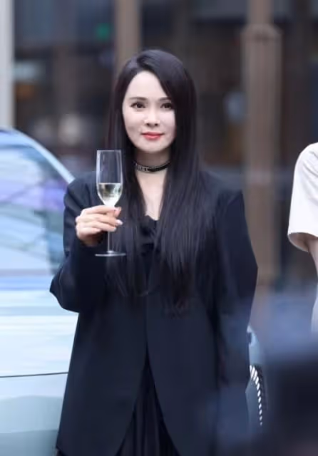 伊能靜保養有多好，同框小21歲奚夢瑤都像同齡，打扮普通更像闊太