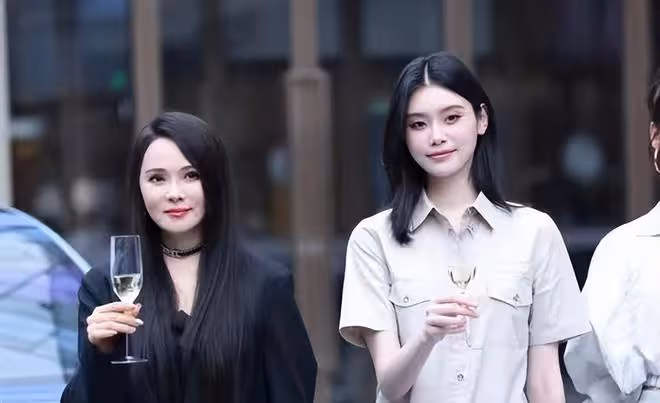 伊能靜保養有多好，同框小21歲奚夢瑤都像同齡，打扮普通更像闊太