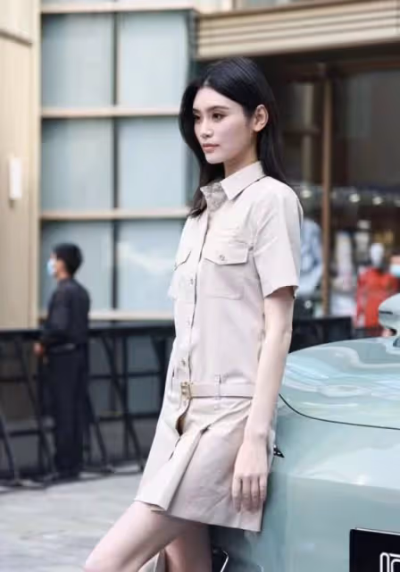 伊能靜保養有多好，同框小21歲奚夢瑤都像同齡，打扮普通更像闊太